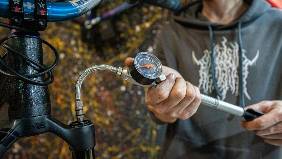 Sykkelpumpe med manometer brukes til å kontrollere dekktrykket